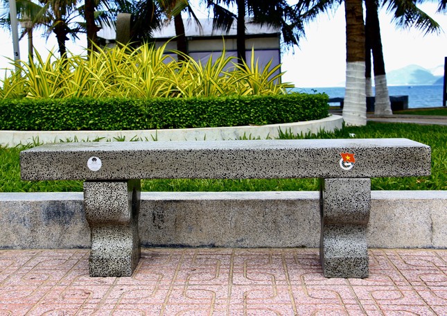 Công trình thanh niên “ghế đá bê tông từ rác thải nhựa”. (Nguồn ảnh: Lấy từ trang báo Tiền phong)